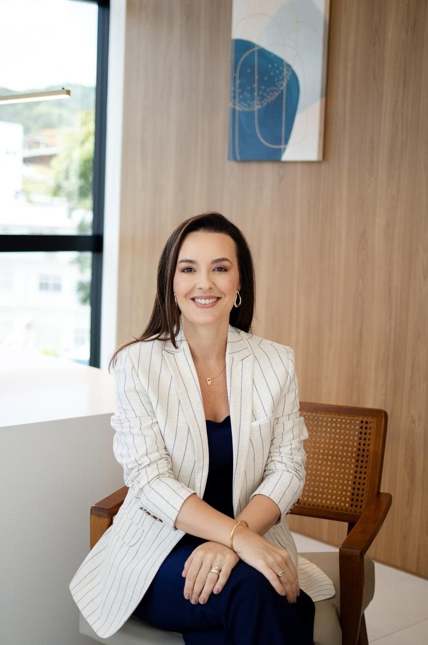 Dra. Andrezza Medina em seu consultório